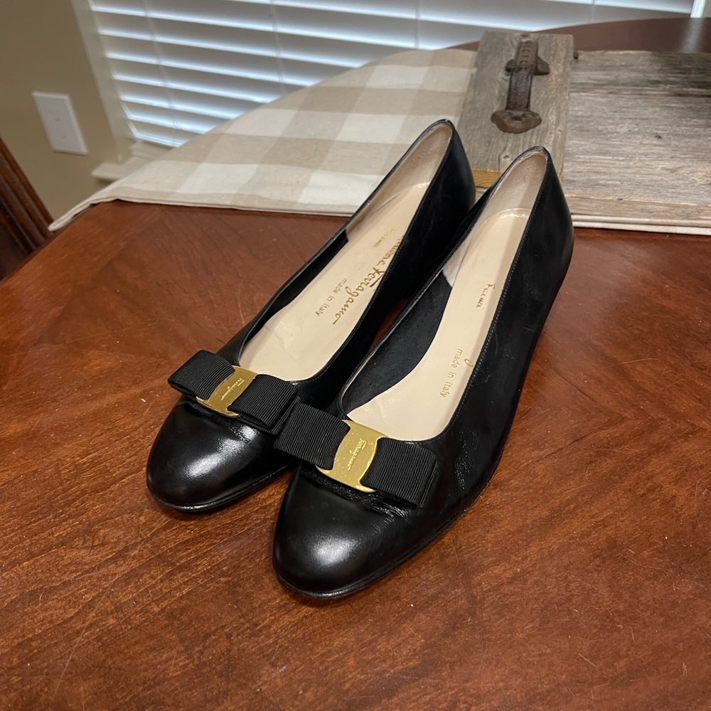 Salvatore Ferragamo vara  Lillaz Bow Heel Pumps  Leather